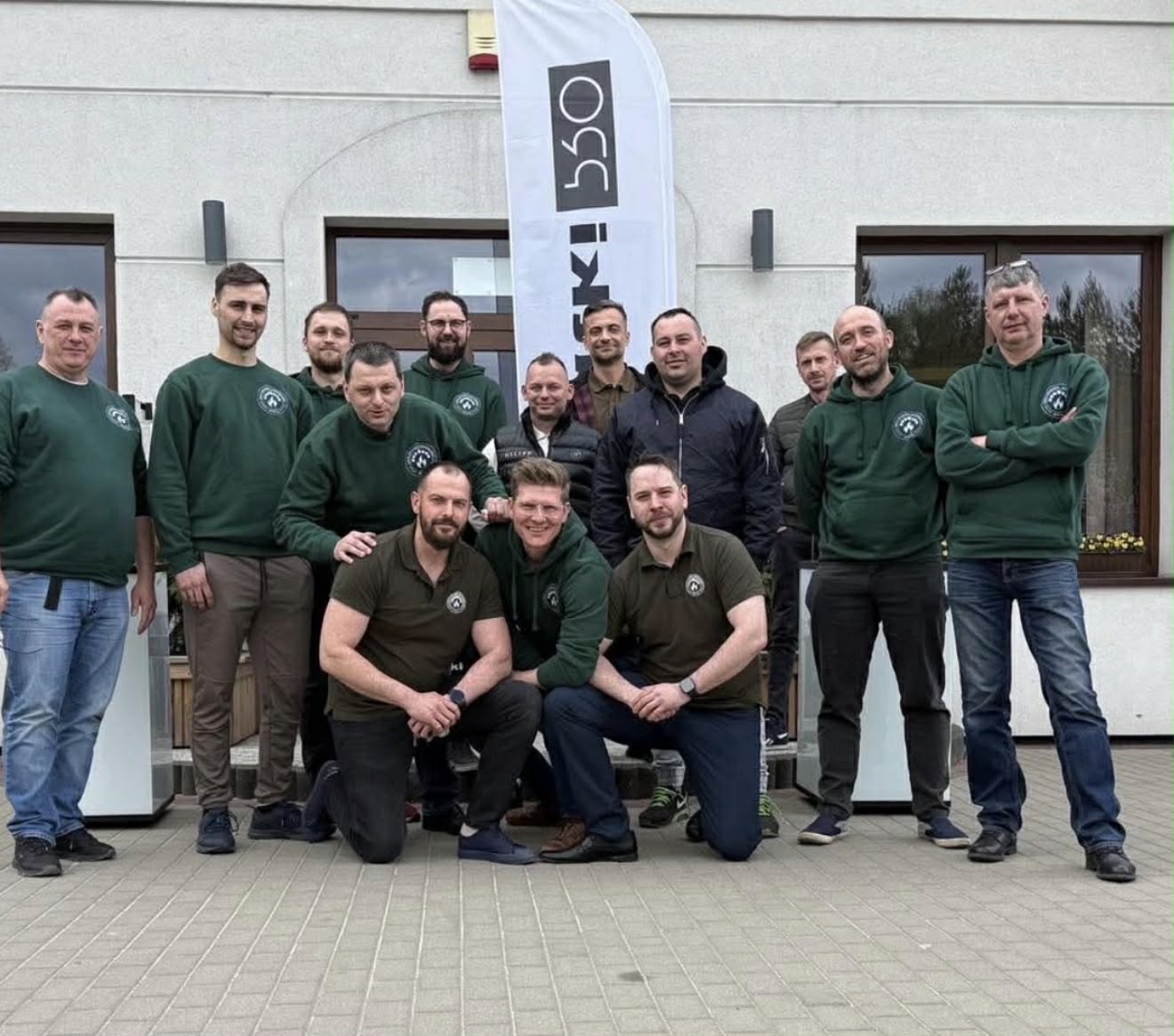 Członkowie Cechu Zdunów i Kominkarzy podczas wspólnego zdjęcia