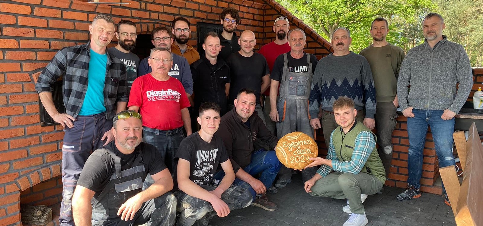 Zdjęcie grupowe członków Cechu Zdunów i Kominkarzy przy wspólnym spotkaniu